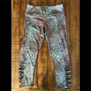 Onzie Yoga Capri leggings mid rise cut out sides XS